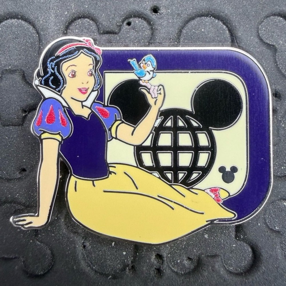 Disney parks 2025 Wave B: Walt Disney World D Princess Snow White trading pin